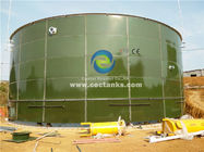 Les installations de biogaz sont des réservoirs en acier fondu en verre destinés à la production d'énergie à partir d'une usine d'évacuation des déchets d'animaux.