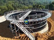 Réservoirs d'eau usée industrielle vert foncé pour le projet de traitement des eaux usées