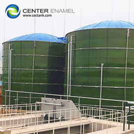 Des réservoirs d' eau industriels verts, des réservoirs de digestion anaérobie utilisés pour produire de l' électricité