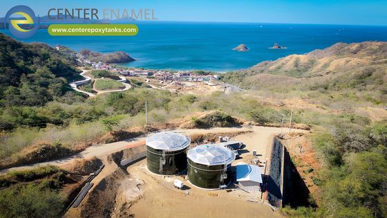 Le toit géodésique d'aluminium d'émail de centre brille au Costa Rica
