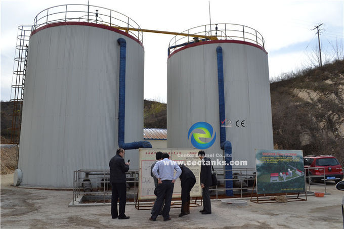 Les installations de biogaz sont des réservoirs en acier fondu en verre destinés à la production d'énergie à partir d'une usine d'évacuation des déchets d'animaux. 1